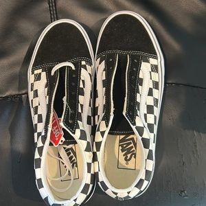 BN but no box. Vans Checkered Sneakers size 7 one is missing shoelace